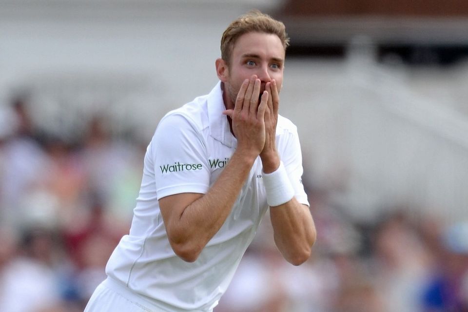  Stuart Broad has picked up an MBE for services to cricket