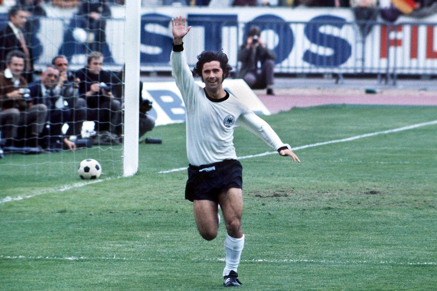 Muller celebrates second goal against USSR in Euro 1972 final