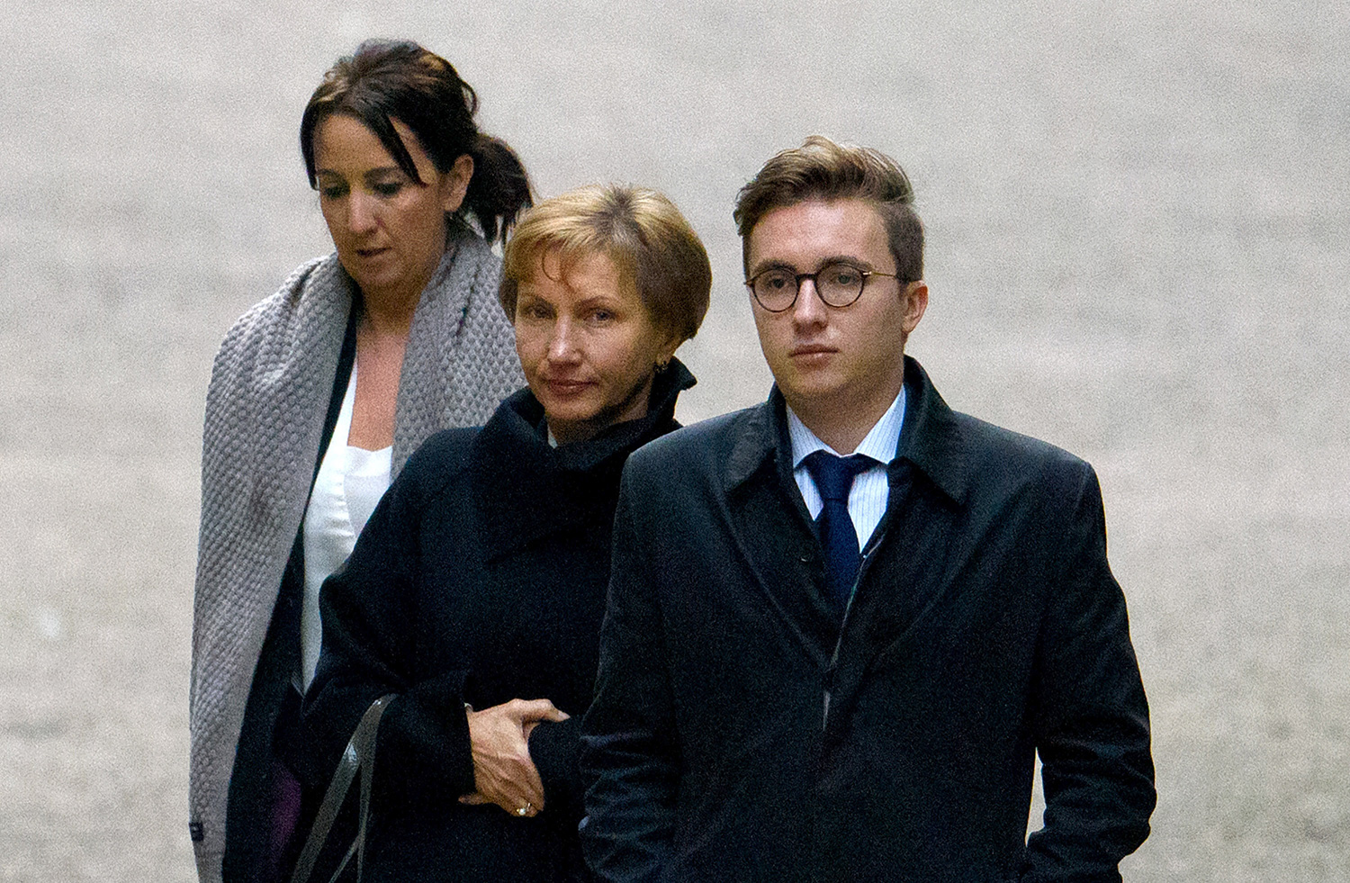 Marina Litvinenko (c) and son Anatoly Litvinenko arrive at The High Court to receive the results of the inquiry into the death of her husband Alexander Litvinenko on January 21, 2016 in London, England.