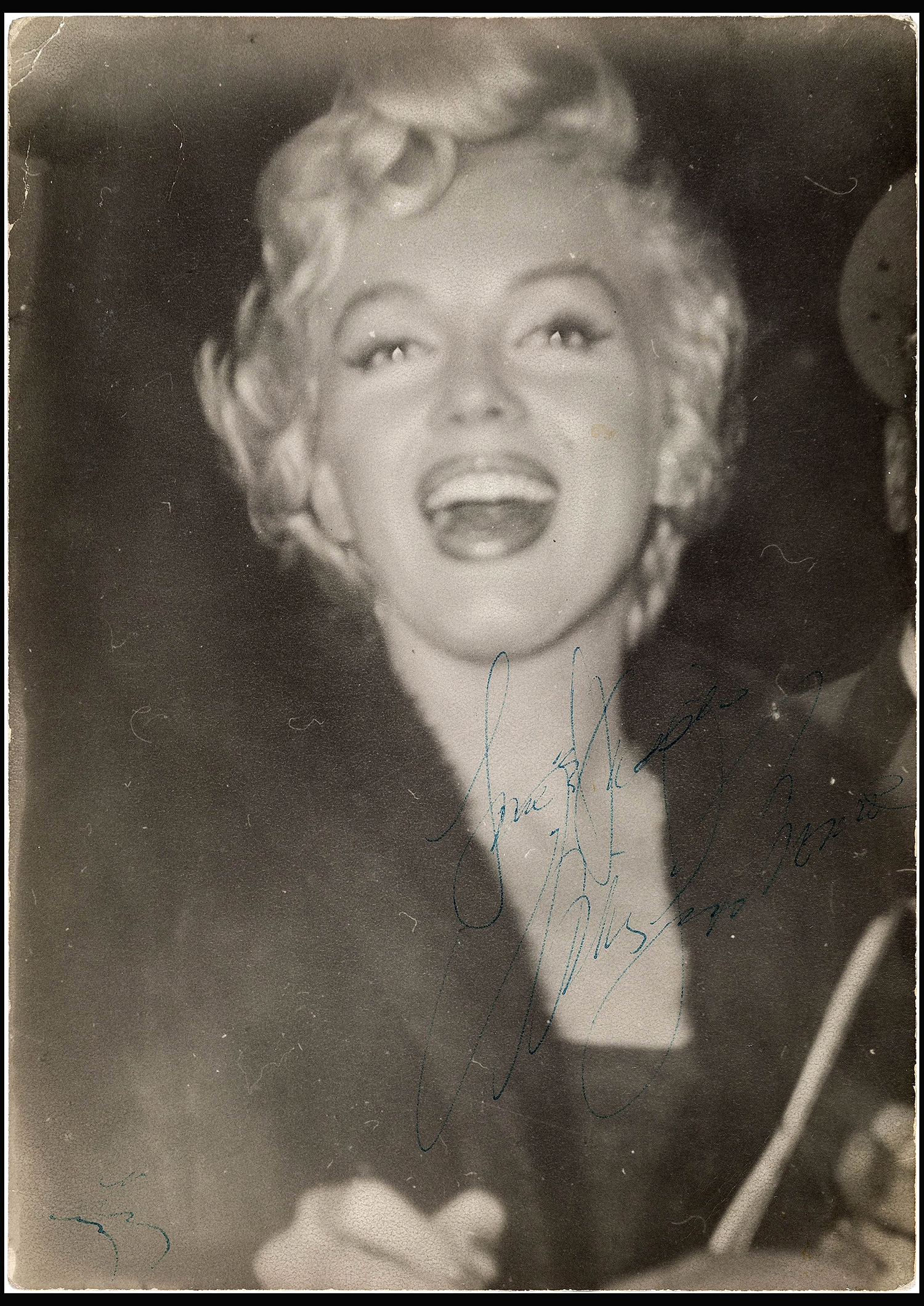 Pic: HeritageAuctions/BNPS Signed photo of Marilyn Monroe, circa 1955. A trove of rare and never-seen-before snapshots of Hollywood legend Marilyn Monroe have emerged for sale from the collection of a superfan who spent years following the star. The collection of 183 pictures of the pin up were all taken around New York in the mid-1950s by superfan James Collins, a teenager who was a member of the 'Monroe 6'. The youngsters were such avid fans Monroe ended up knowing them all by name and allowed them special access to her to take countless photos and signed numerous autographs. Collins is now auctioning the 183 photos in 18 lots through Heritage Auctions in Dallas, Texas.