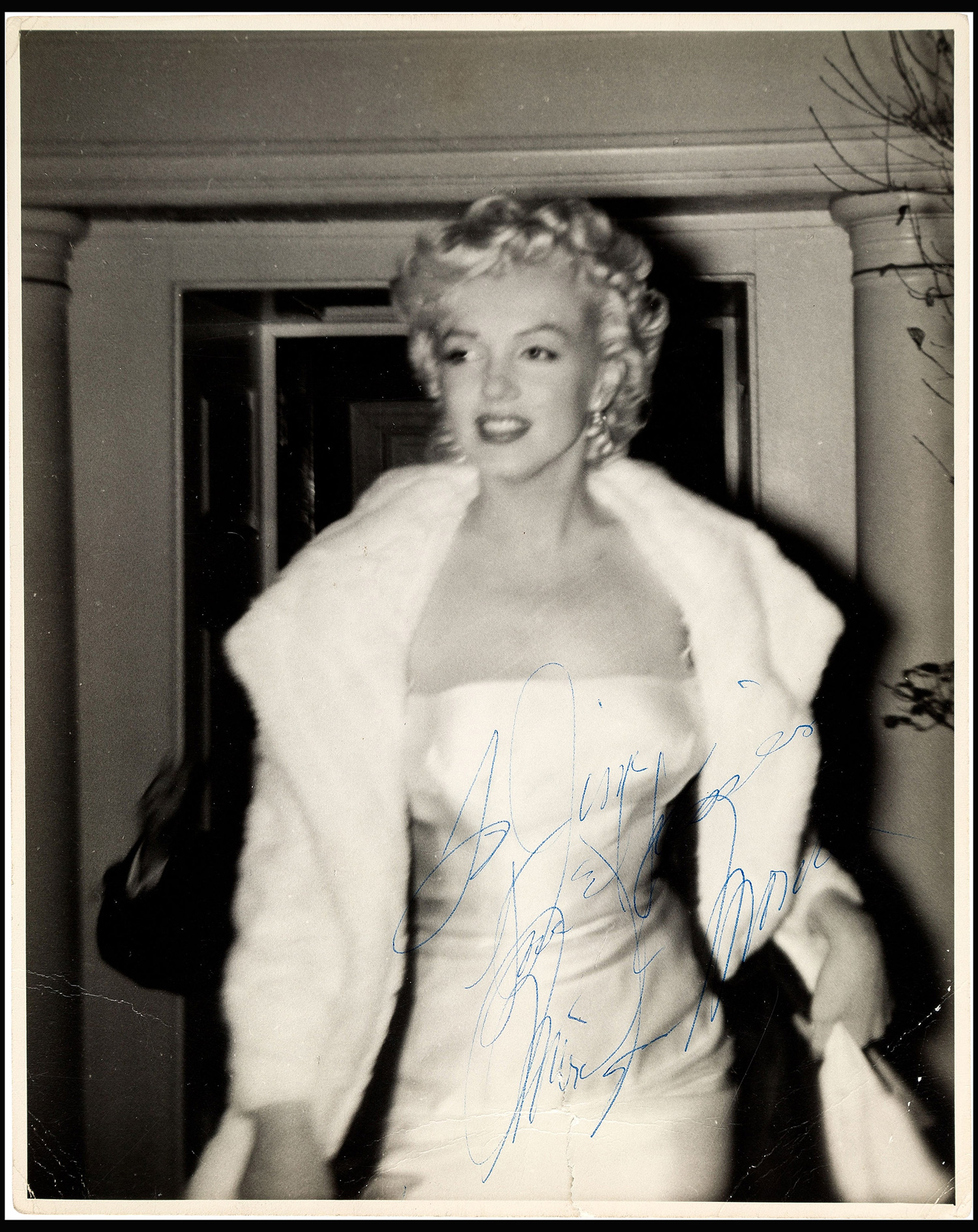 Pic: HeritageAuctions/BNPS Signed photo of Marilyn Monroe, circa 1955. A trove of rare and never-seen-before snapshots of Hollywood legend Marilyn Monroe have emerged for sale from the collection of a superfan who spent years following the star. The collection of 183 pictures of the pin up were all taken around New York in the mid-1950s by superfan James Collins, a teenager who was a member of the 'Monroe 6'. The youngsters were such avid fans Monroe ended up knowing them all by name and allowed them special access to her to take countless photos and signed numerous autographs. Collins is now auctioning the 183 photos in 18 lots through Heritage Auctions in Dallas, Texas.