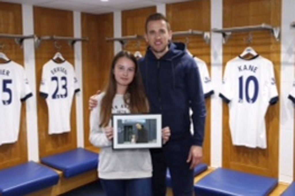  Kane meets young Spurs fan Madison who attended her first game thanks to Barclays