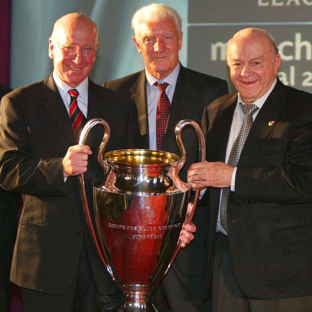  Alfredo Di Stefano alongside Manchester United greats, Sir Bobby Charlton and Bill Foulkes