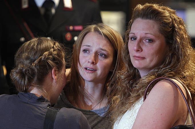 Amanda Knox's sister Deanna Knox (C) cries in Perugia's Court of Appeal after hearing that Amanda won her appeal against her murder conviction on October 3, 201