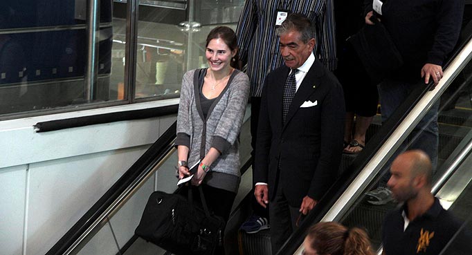 U.S. student Amanda Knox smiles at the Leonardo Da Vinci airport in Fiumicino October 4, 2011. Amanda Knox, cleared of the murder of British student Meredith Kercher, on Tuesday thanked supporters who believed in her innocence as she prepared to return home to the United States after four years in jail.