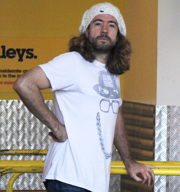 : EXCLUSIVE PICTURE BY GARY STONE. 14/11/2012. COMEDIEN JUSTIN LEE COLLINS DOING HIS COMMUNITY SERVICE AT THE BIG YELLOW STORAGE DEPOT IN BROMLEY, KENT.