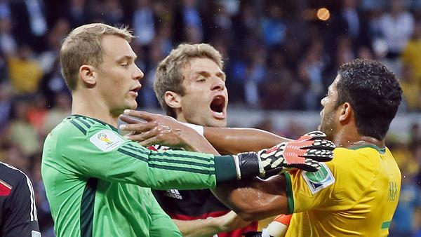 Hulk and Neuer get out the handbags