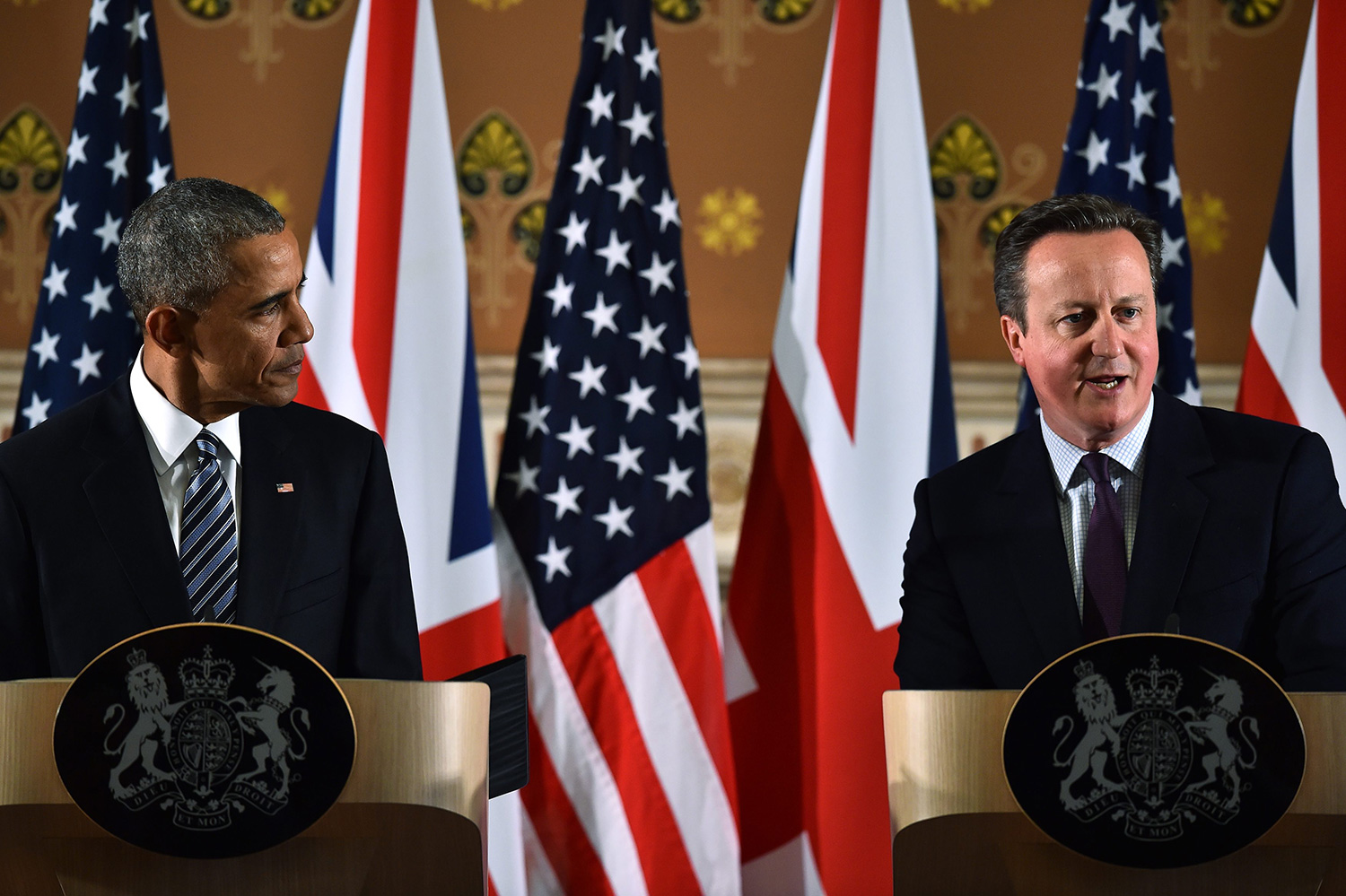 ritain's Prime Minister David Cameron (R) and US President Barack Obama (L) listen during a press conference at the Foreign and Commonwealth Office in central London on April, 22,