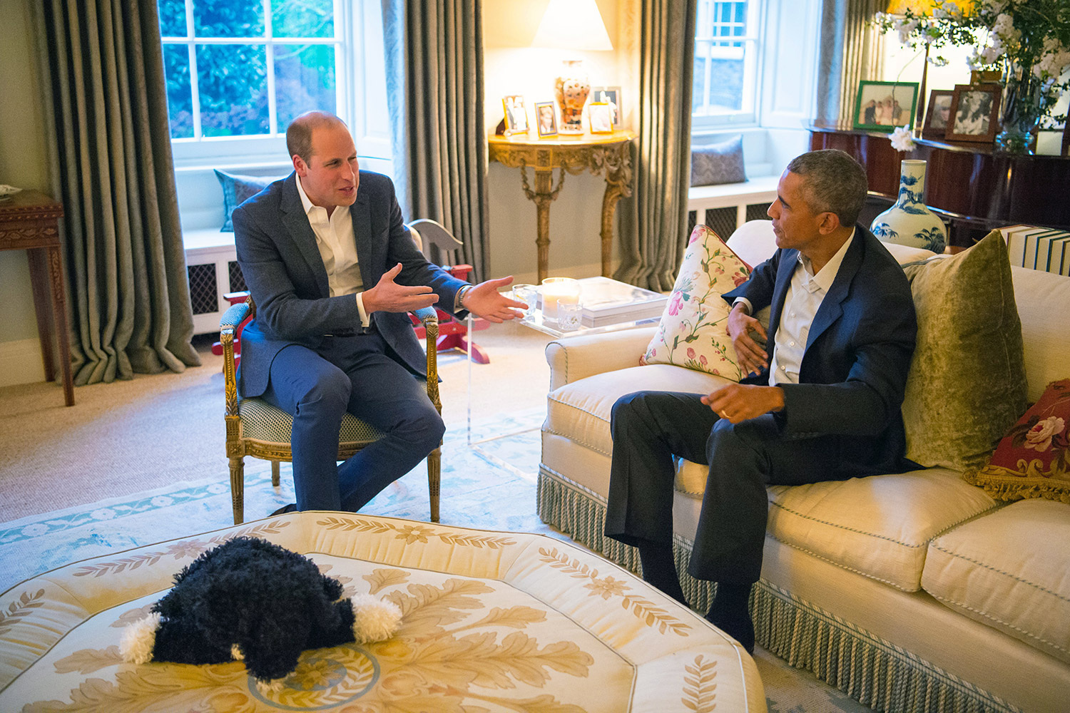 Britain's Prince William, left, talks with U.S. President Barack Obama in the Drawing Room of Kensington Palace in London, prior to a private dinner hosted by Prince William and Kate, Friday April 22, 2016. President Barack Obama and first lady Michelle plunged into a whirlwind visit to England with royal socializing and political talks.