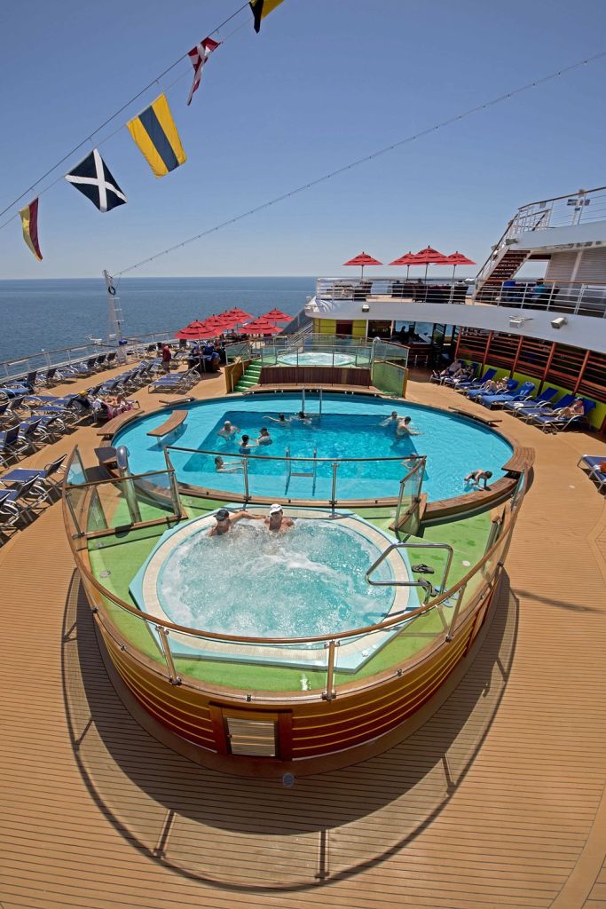 Lazy days at sea with swimming pool and spa