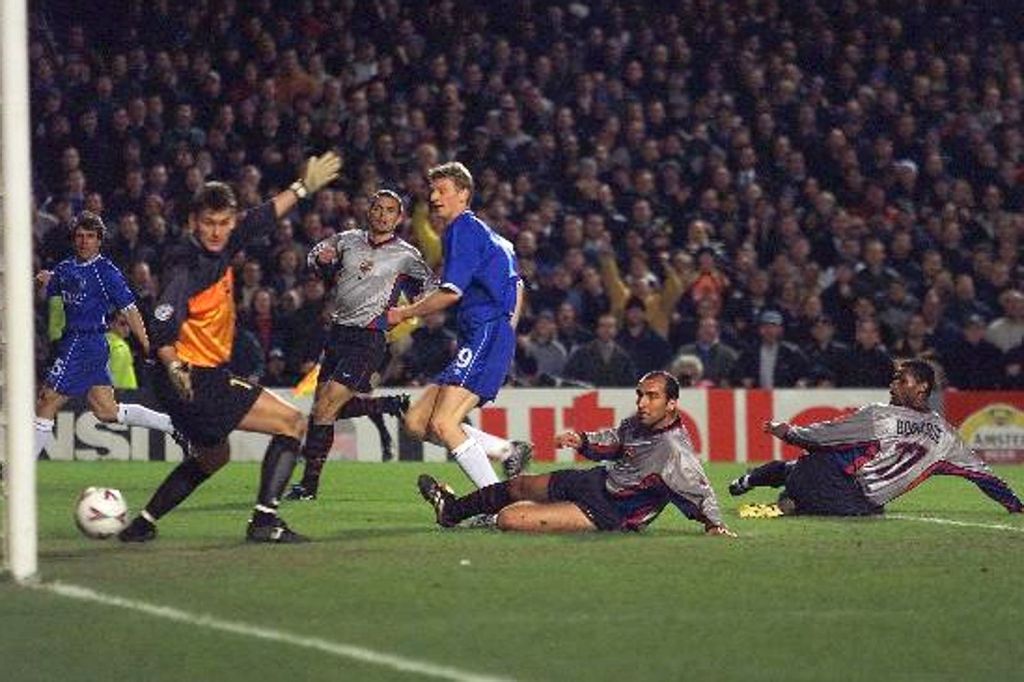 Tore Andre Flo ensured Chelsea took a healthy lead to the Nou Camp