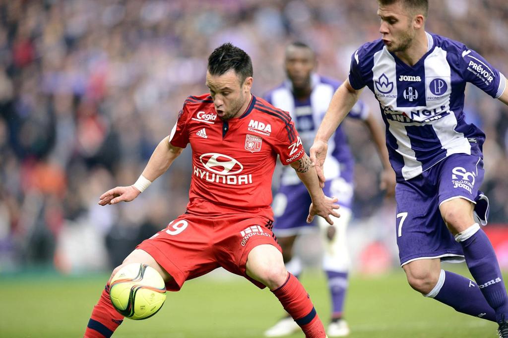  Mathieu Valbeuna in action for Lyon against Toulouse last weekend