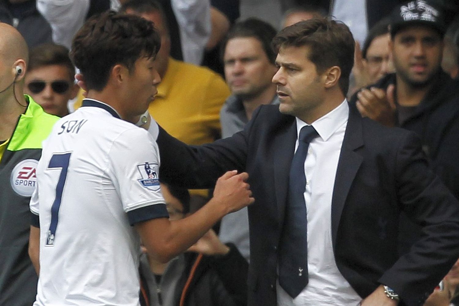  Son Heung-min shakes hands with Tottenham boss Mauricio Pochettino