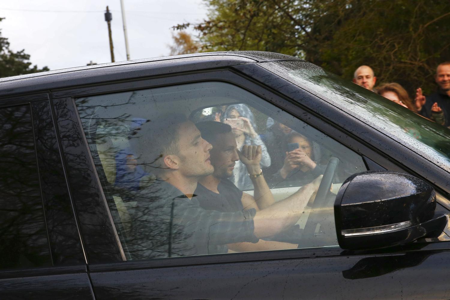 Andy King arrives at Jamie Vardy's house to watch the Chelsea v Tottengam game