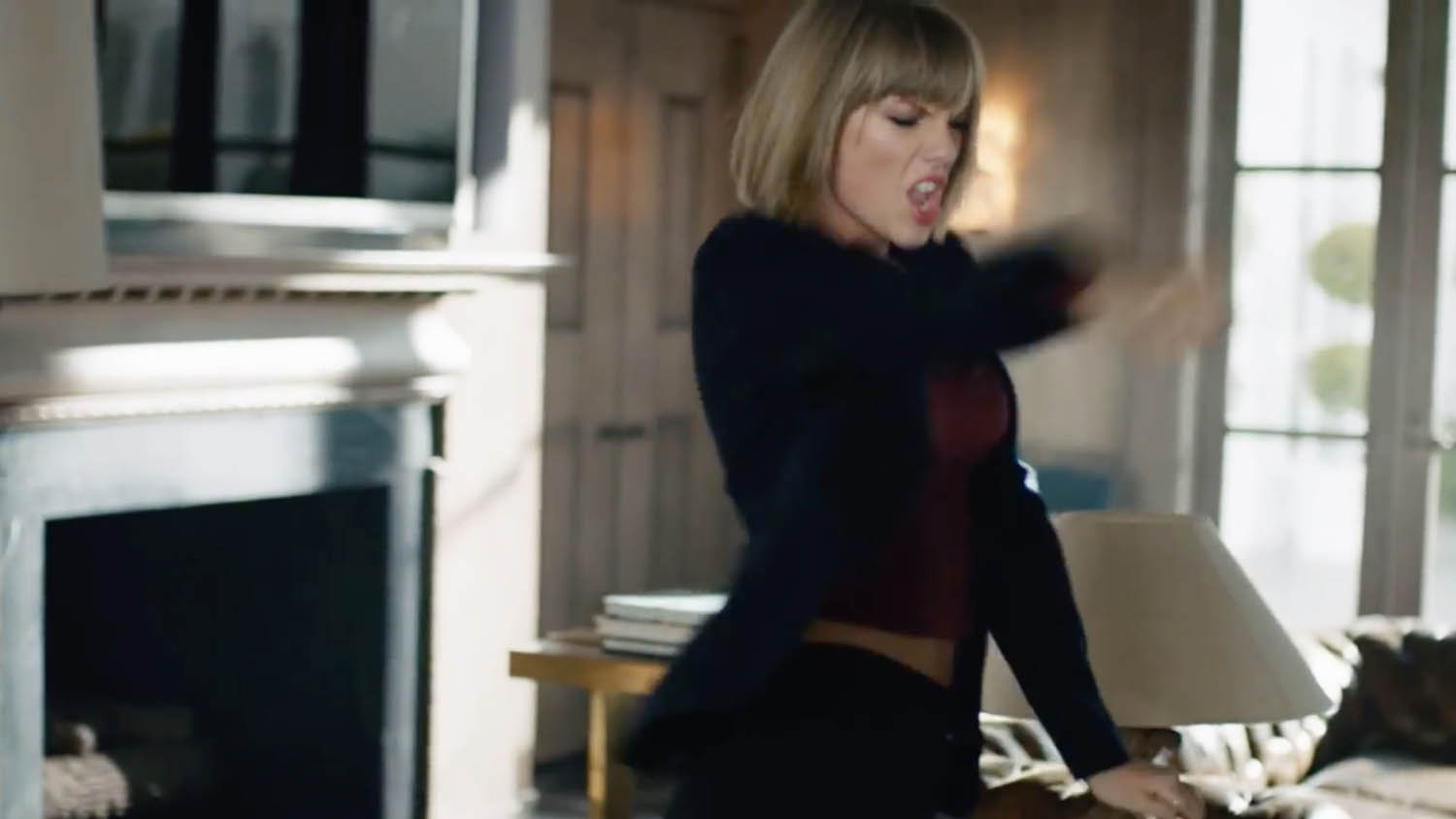 Taylor Swift grabs