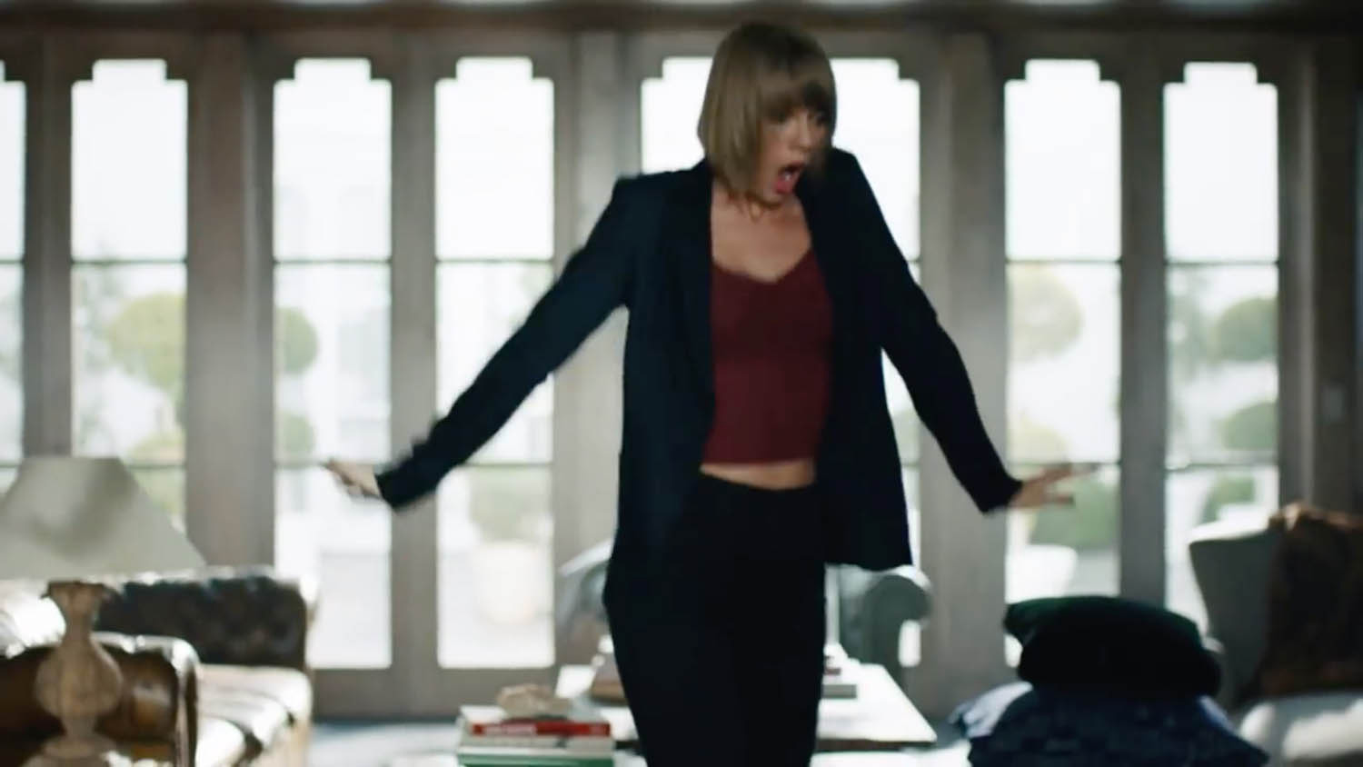 Taylor Swift grabs