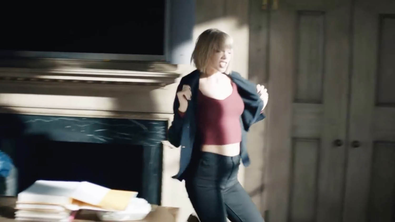 Taylor Swift grabs