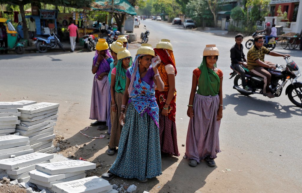  Mother Sarta Kalara earns just £2.63 digging holes for electrical cables at a construction site