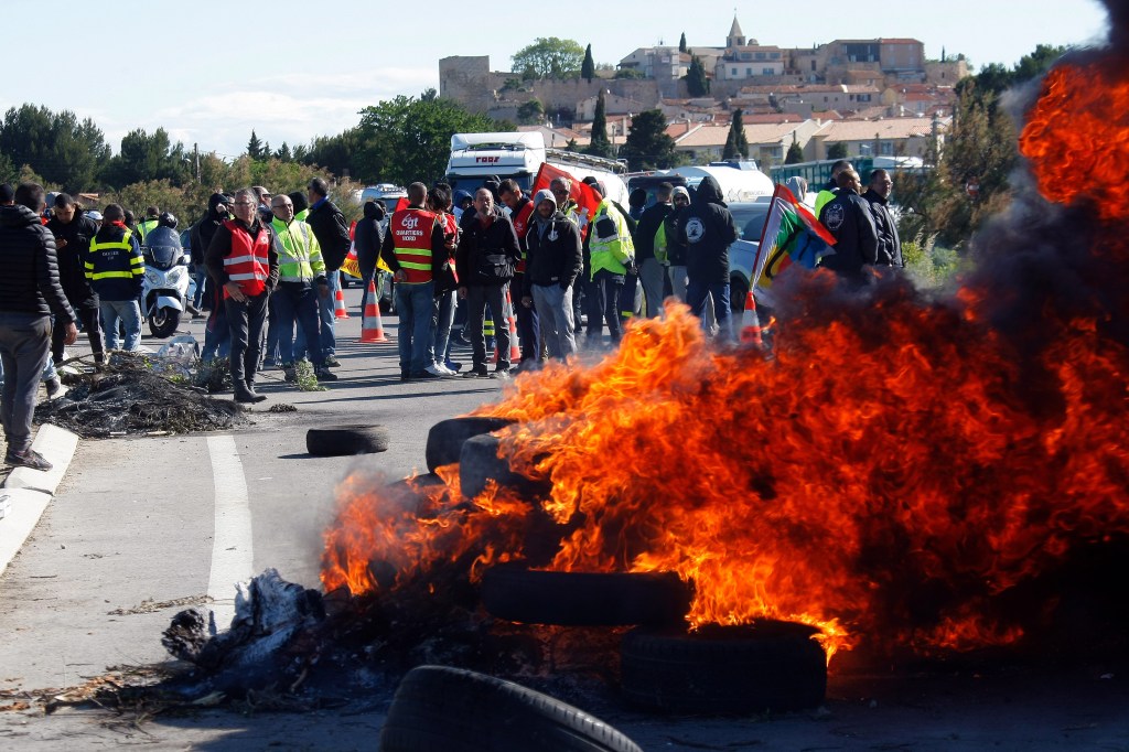  Riot police were called to put a halt to the fighting that broke out because of the petrol strike in France