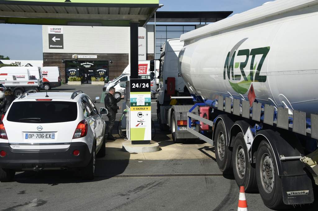  Drivers queue to refuel their cars as petrol pumps run dry