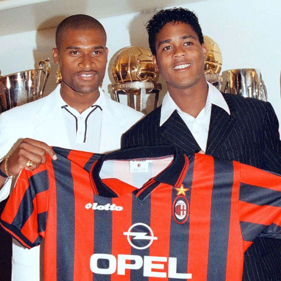 Winston Bogarde poses with Patrick Kluivert posed with an AC Milan shirt after both moved to Italy