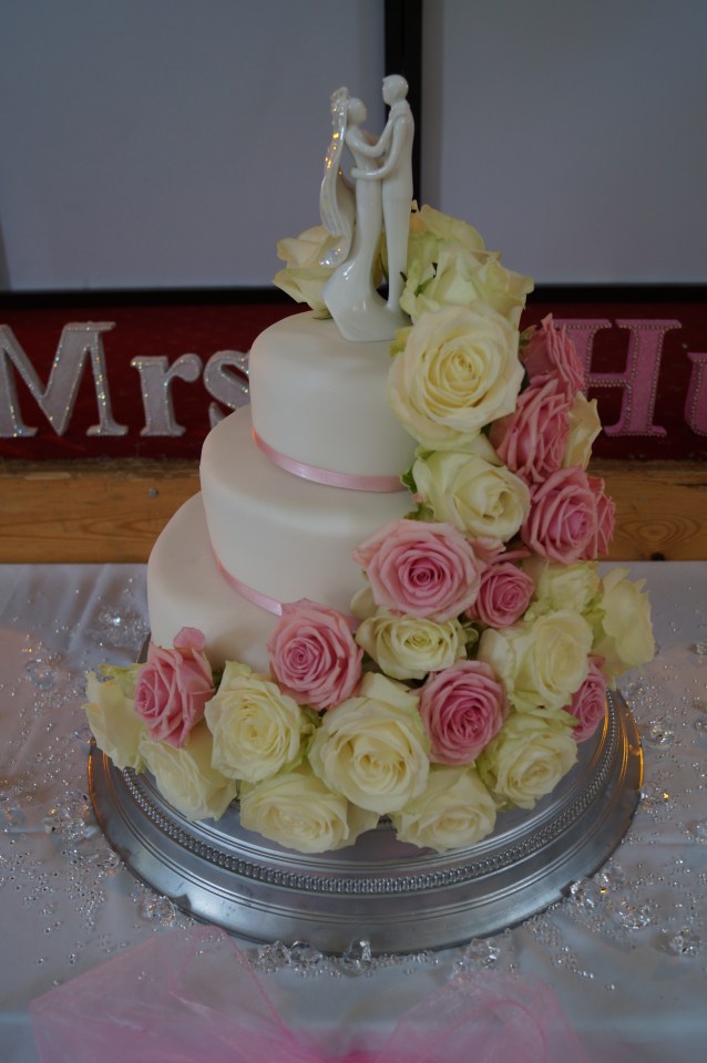  Kayleigh's aunt made her wedding cake and her mum helped decorate it