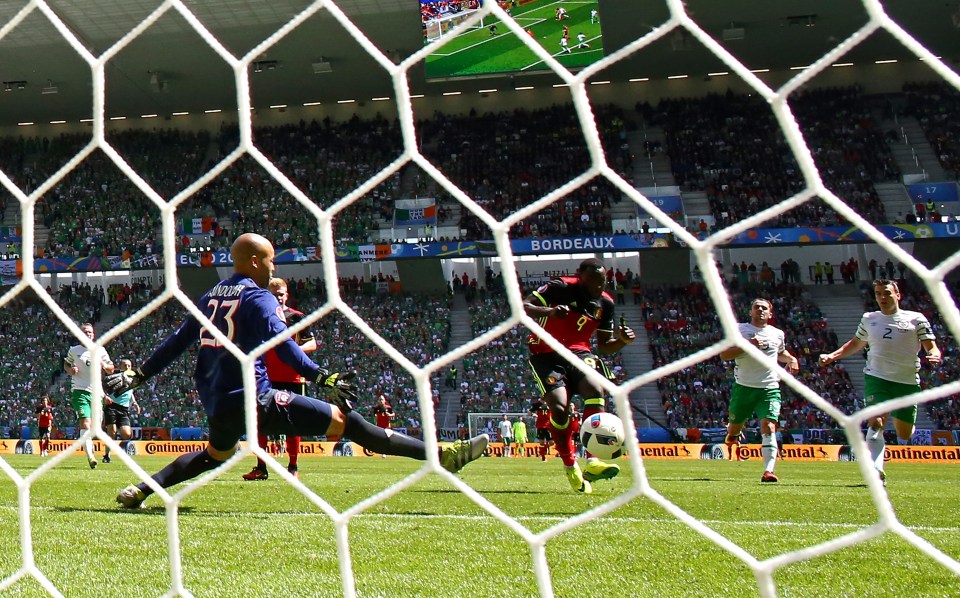 BORDEAUX, FRANCE - JUNE 18: Romelu Lukaku of Belgium scores his team's third goal past Darren Randolph of Republic of Ireland during the UEFA EURO 2016 Group E match between Belgium and Republic of Ireland at Stade Matmut Atlantique on June 18, 2016 in Bordeaux, France. (Photo by Ian Walton/Getty Images)