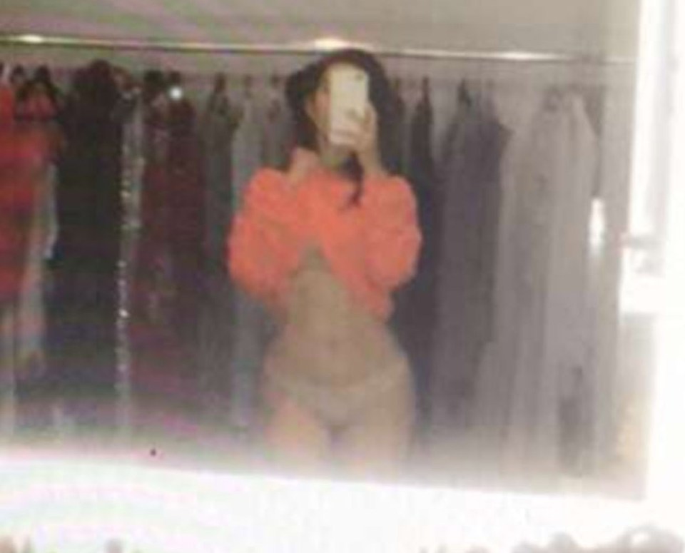  Kim showed off her very tiny waist in a sexy selfie