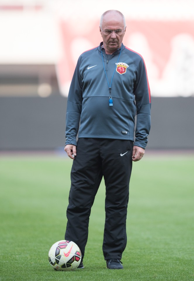 TO GO WITH STORY: Fbl-ENG-Pr-CHN-Eriksson, INTERVIEW by Neil CONNOR This photo taken in Shanghai on April 18, 2015, shows Former England manager Sven-Goran Eriksson (R) attending a training session of his team Shanghai SIPG of the Chinese Super League. Eriksson says in-fighting between the Football Association and the Premier League is holding the national side back in the cradle of the game. AFP PHOTO / JOHANNES EISELE (Photo credit should read JOHANNES EISELE/AFP/Getty Images)