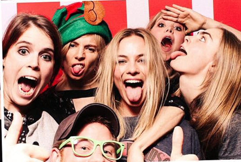  Famous faces ... Margot ended up in a photobooth with a host of celebs