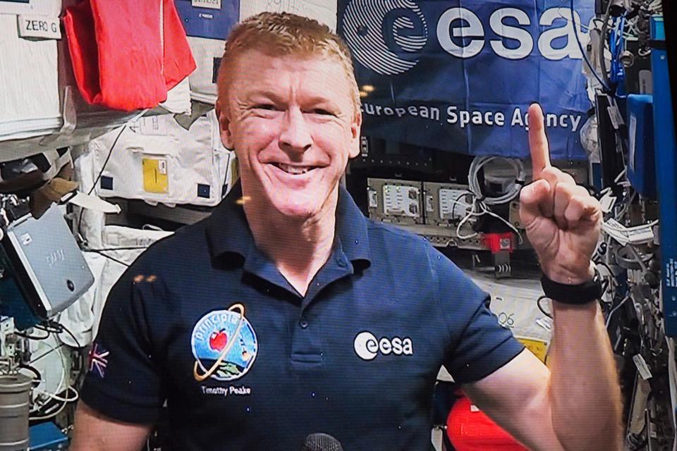  Major Tim completed the London Marathon on a treadmill aboard the International Space Station