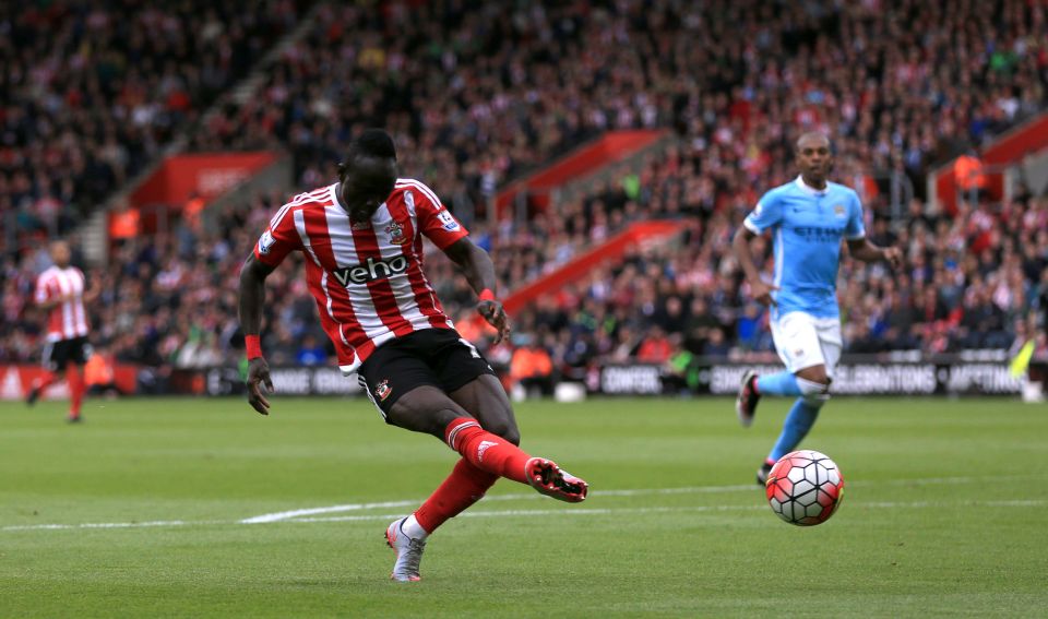  Southampton's Sadio Mane scores his side's second goal of the game during the Barclays Premier League match against Manchester City at St Mary's