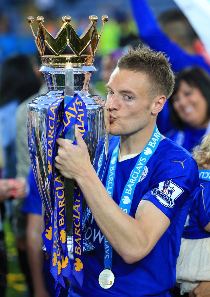  Vardy gets his hands on the Premier League trophy with the 5000-1 Foxes