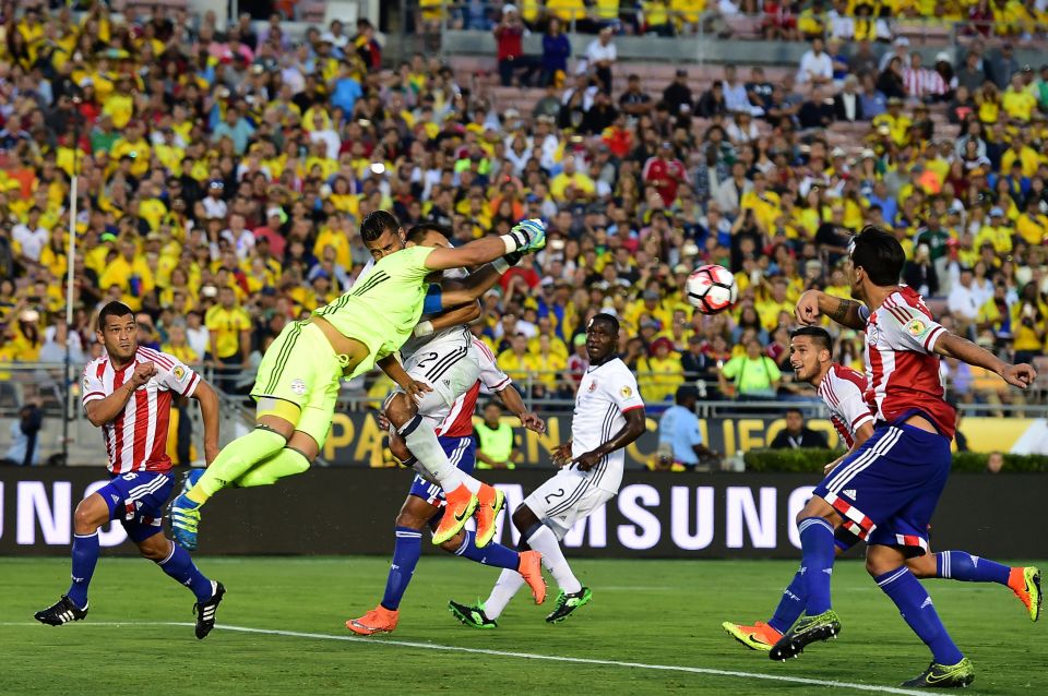  Paraguay's goalkeeper Justo Villar clashes heads with Colombia defender Jeison Murillo