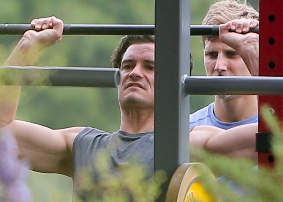  The movie star pulled a series of disgruntled facial expressions while working out