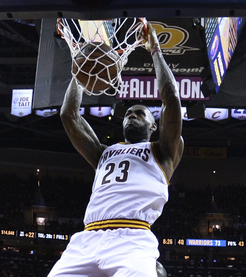  LeBron James roared his Cleveland Cavaliers side to their first win of the NBA Finals at the expense of the Golden State Warriors with 32 points and 11 rebounds