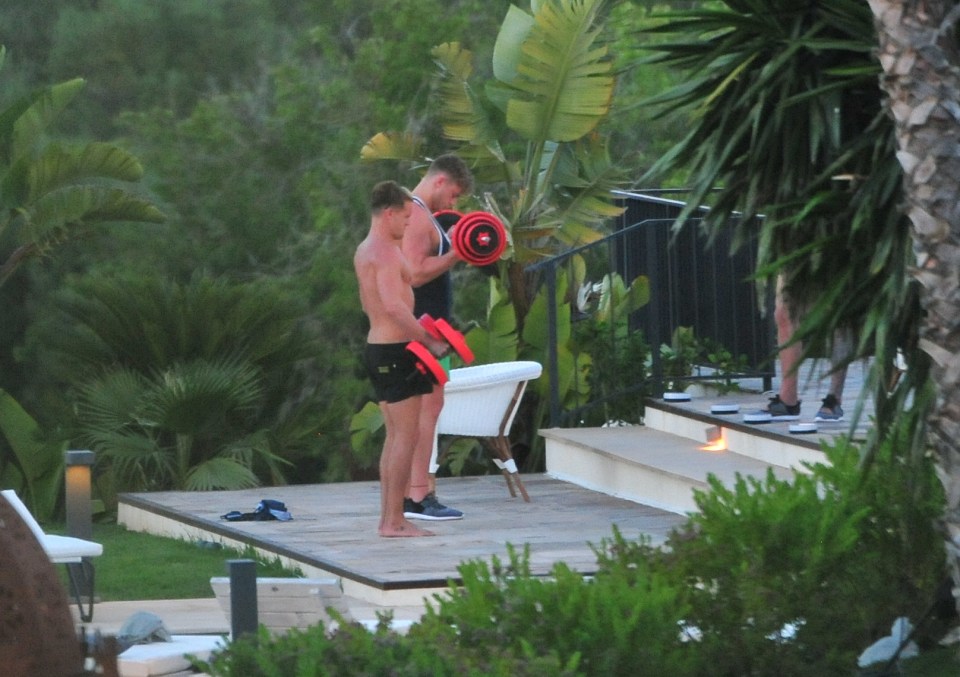  Scotty T and Gaz wok on their beach bodies while at the villa