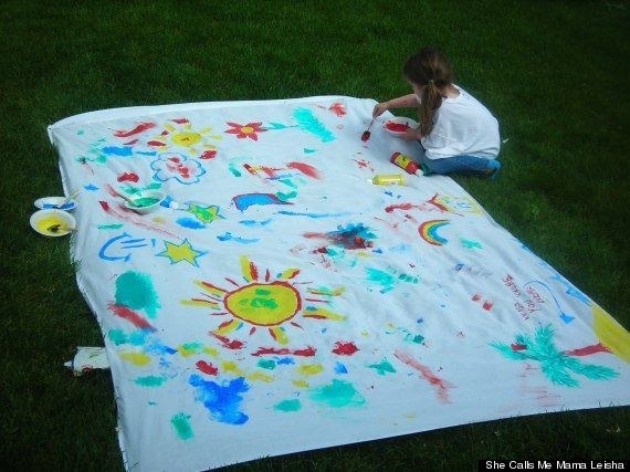 Let you kid get creative with this outside art idea