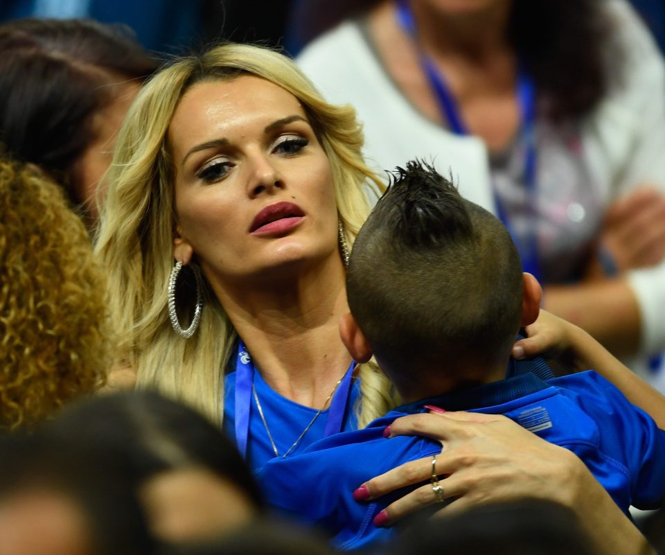  Ludivine Payet carries son during France‘s 2-1 win over Romania at Stade in Paris