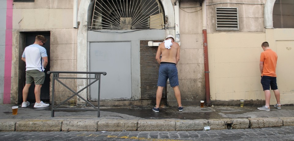 FAMEFLYNET - England Fans Party In Marseille Under A Police Presence