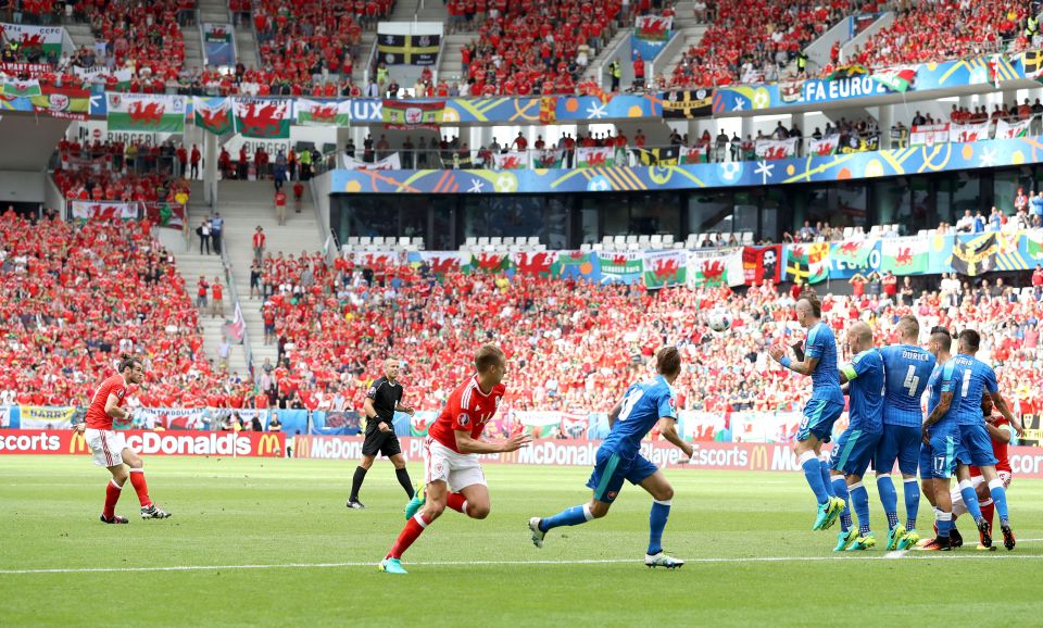 Wales' Gareth Bale (left) scores their first goal of the game from a free-kick during the UEFA Euro 2016, Group B match at the Stade de Bordeaux, Bordeaux. PRESS ASSOCIATION Photo. Picture date: Saturday June 11, 2016. See PA story SOCCER Wales. Photo credit should read: Martin Rickett/PA Wire. RESTRICTIONS: Use subject to restrictions. Editorial use only. Book and magazine sales permitted providing not solely devoted to any one team/player/match. No commercial use. Call +44 (0)1158 447447 for further information.