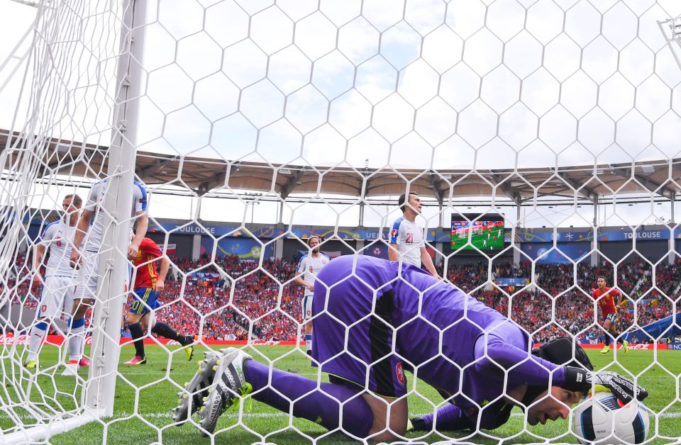 Cech shows his frustration after conceding a late goal against Spain