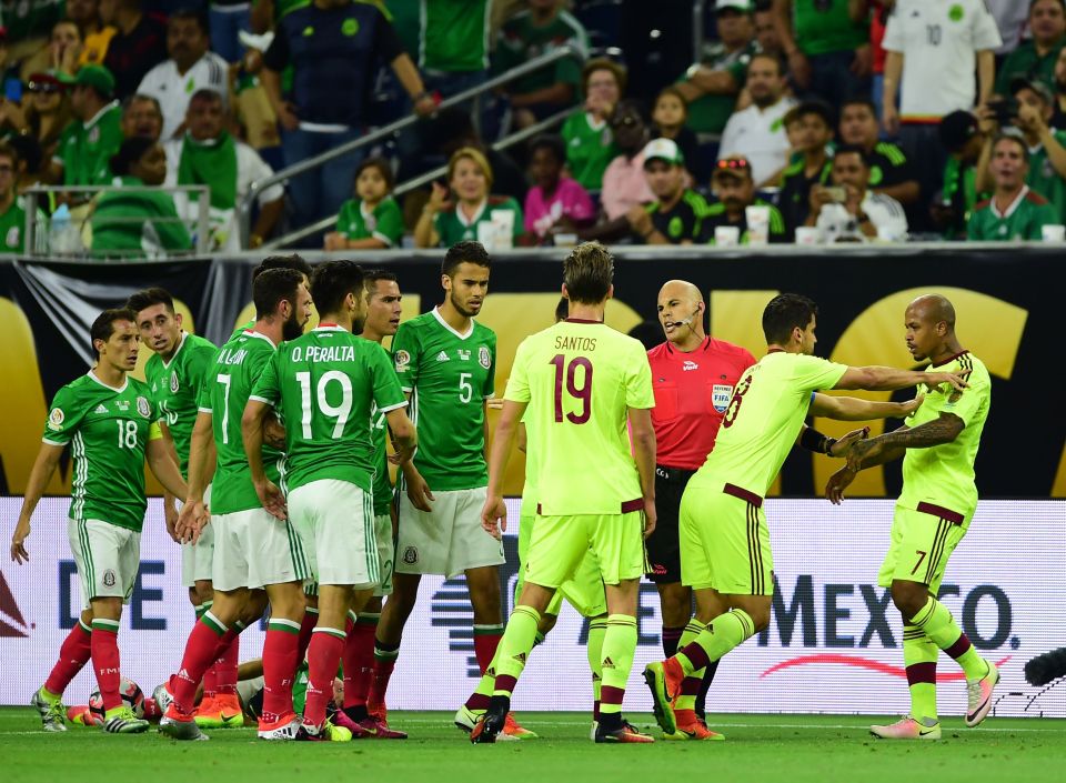 Players of Mexico (in green jersey) and Venezuela argue during their Copa America Centenario football tournament match in Houston, Texas, United States, on June 13, 2016. / AFP PHOTO / ALFREDO ESTRELLAALFREDO ESTRELLA/AFP/Getty Images