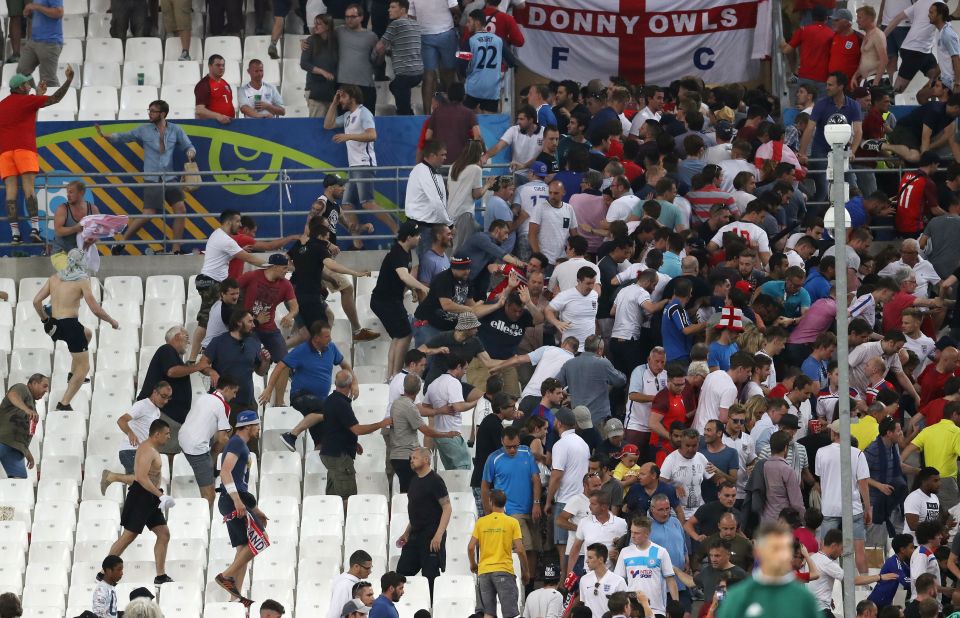  England fans flee from Russian hooligans in Marseilles clashes