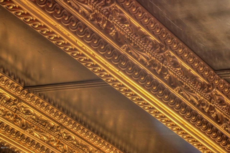  The ceiling of the living room is covered in gold detail