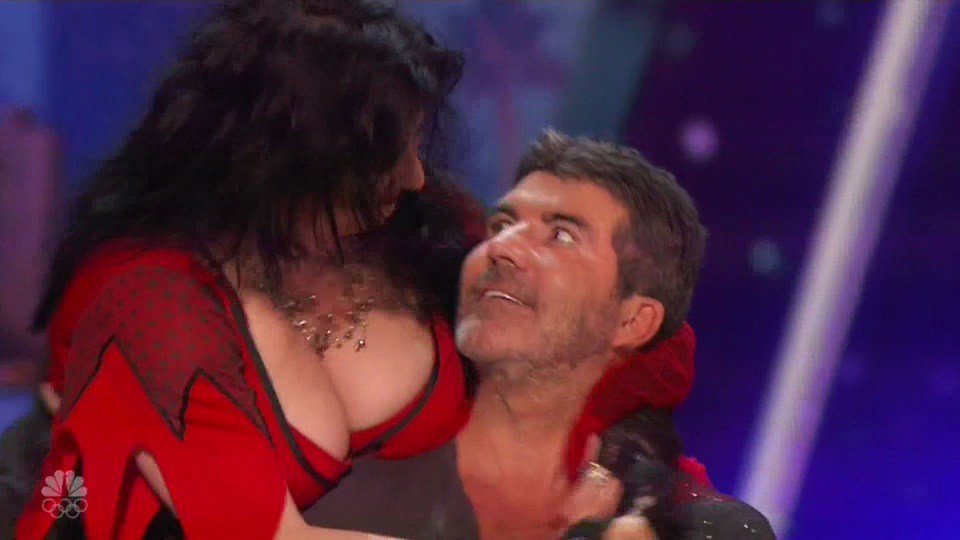  Simon gets an eyeful during Miranda's audition