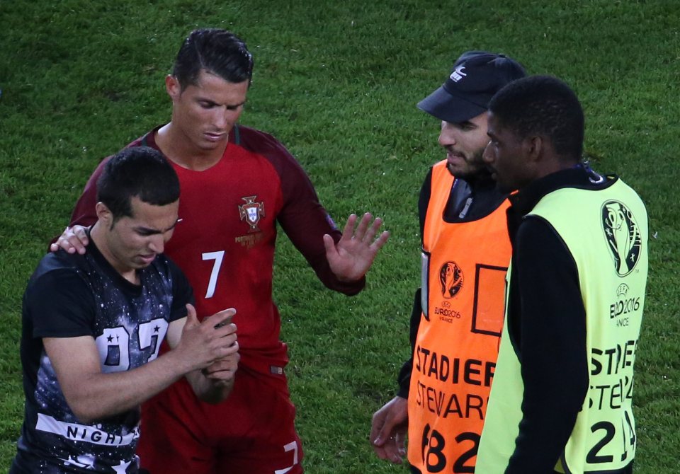  The Portugal superstar kept security at bay for the selfie