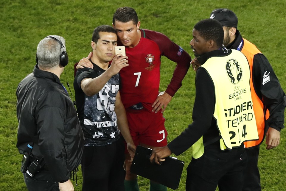  Cristiano Ronaldo was happy to pose for a selfie with the pitch invader