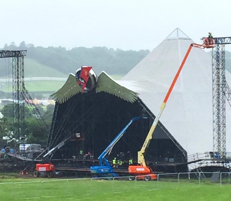  Glastonbury's Pyramid stage has been adorned with a huge lightning bolt in tribute to David Bowie