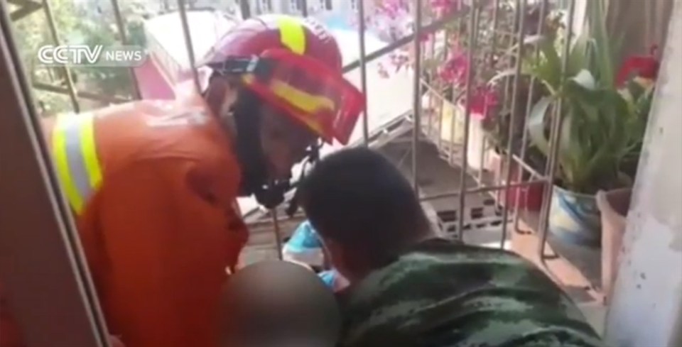 Boy head stuck balcony china